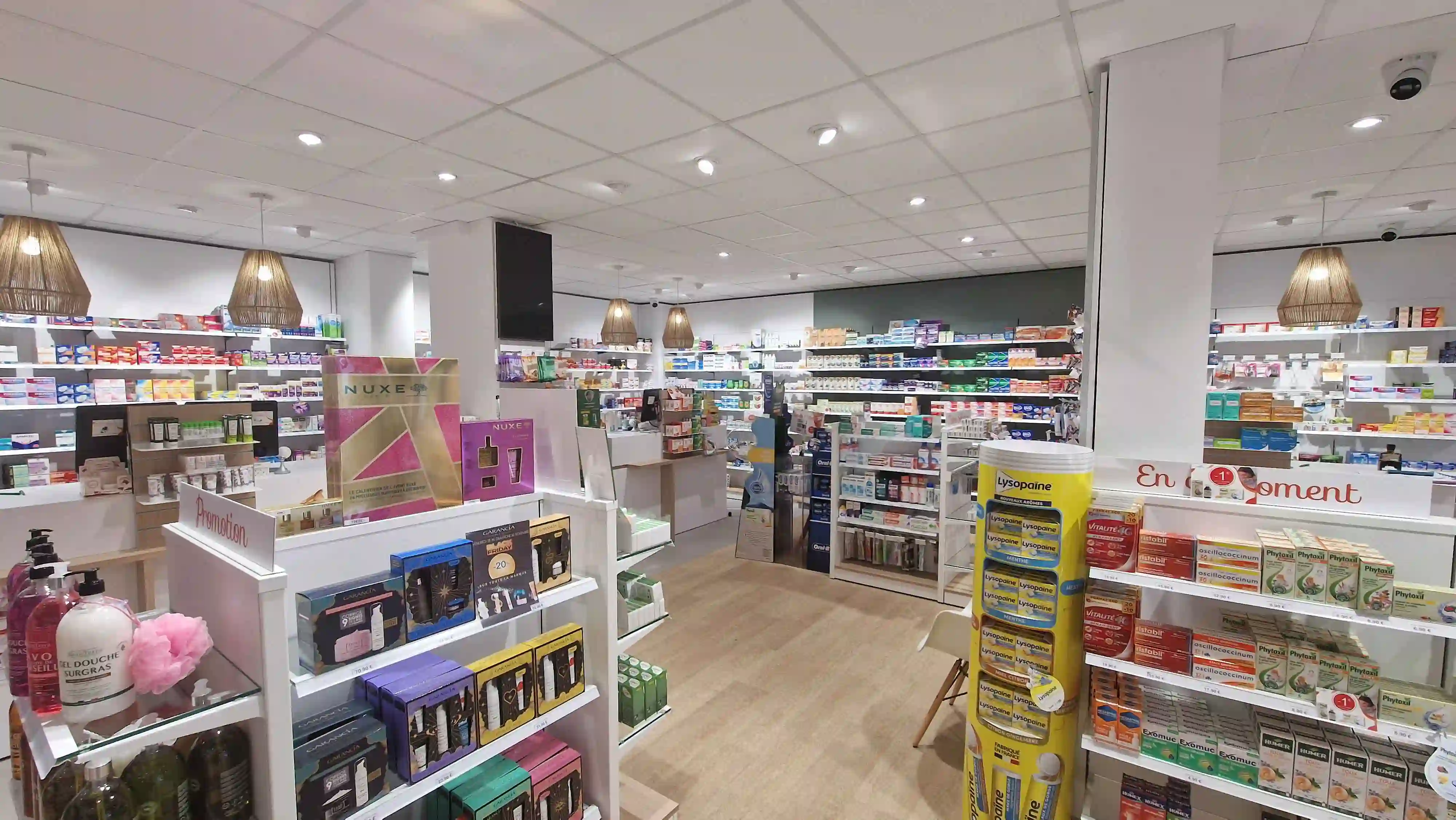 Façade et accueil de la Pharmacie Jaurès à Denain, proche du Centre Hospitalier